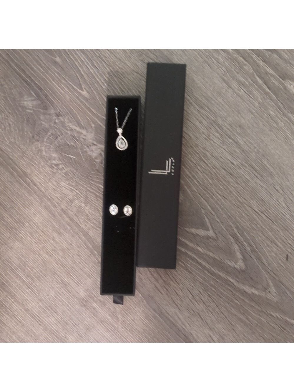 Loulu necklace and earrings set